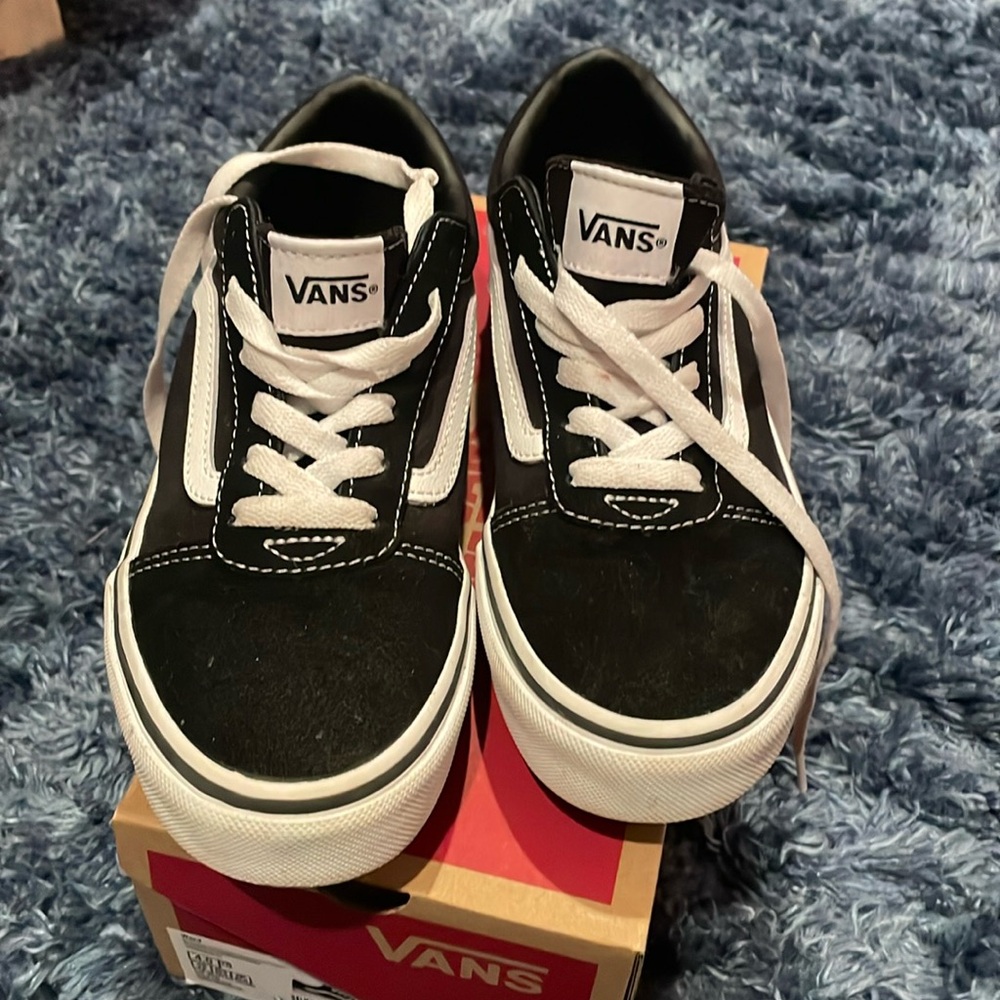 Black size 4 Vans